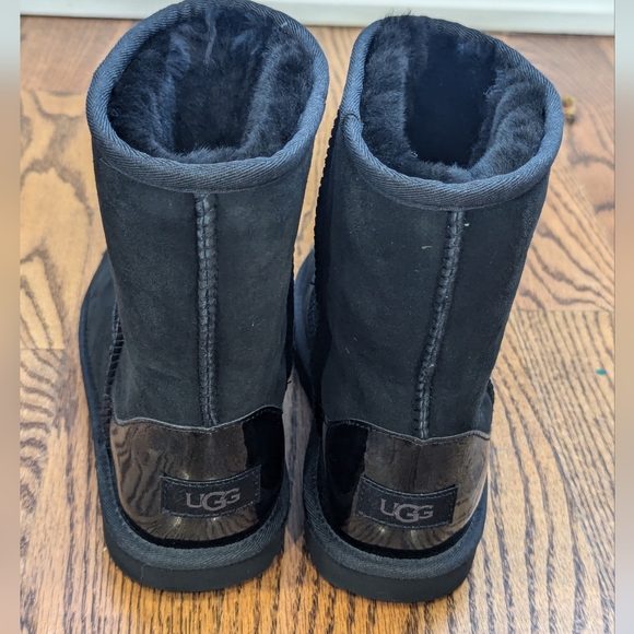 UGG CLASSIC SHORT II METALLIC BLACK SHEEPSKIN BOOT - Picture 3 of 5